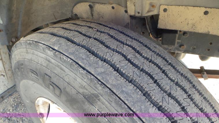 image for item J6801 1994 Ford F700 dump truck