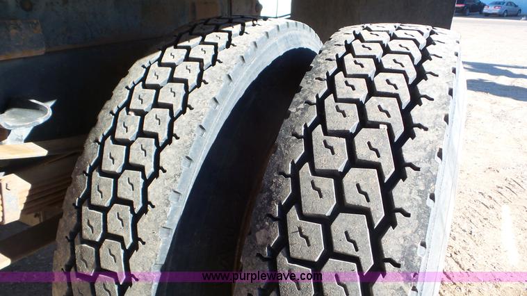 image for item J6801 1994 Ford F700 dump truck