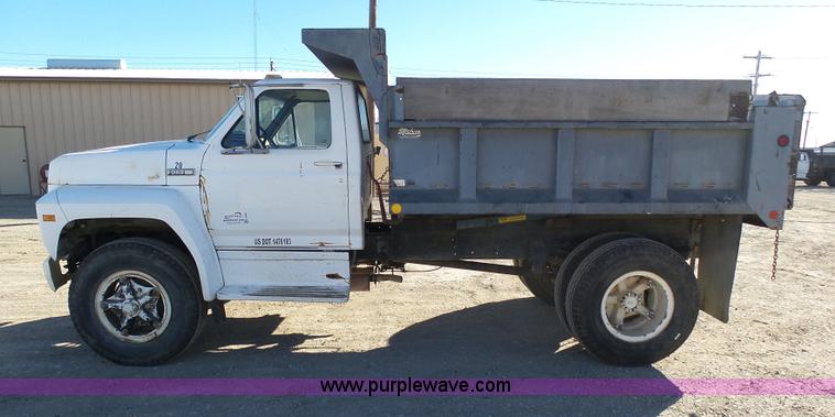 image for item J6802 1982 Ford F800 dump truck