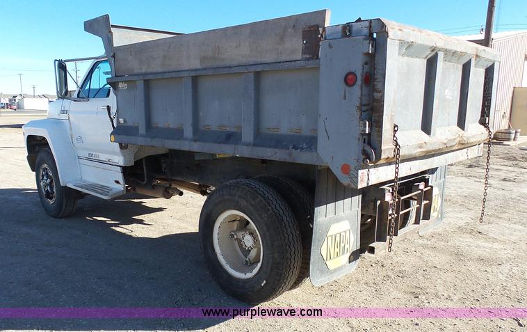 image for item J6802 1982 Ford F800 dump truck