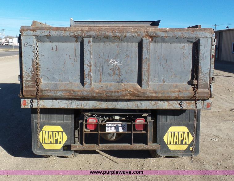 image for item J6802 1982 Ford F800 dump truck