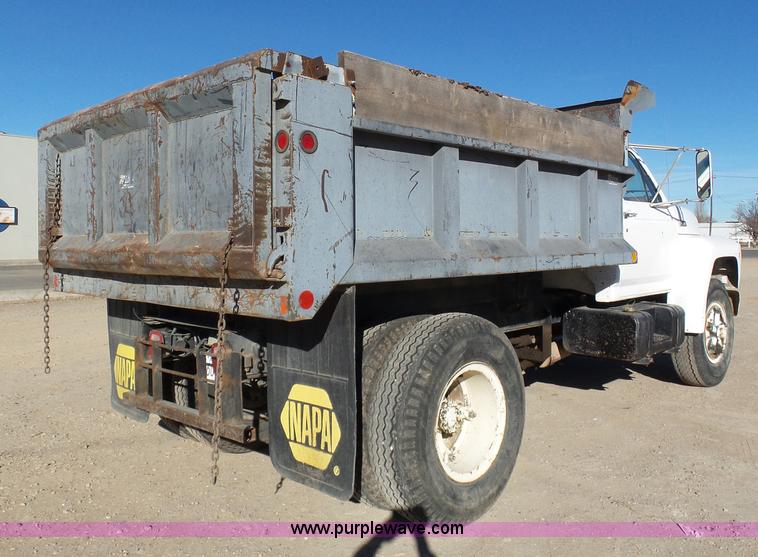 image for item J6802 1982 Ford F800 dump truck