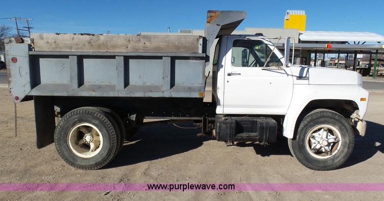 image for item J6802 1982 Ford F800 dump truck