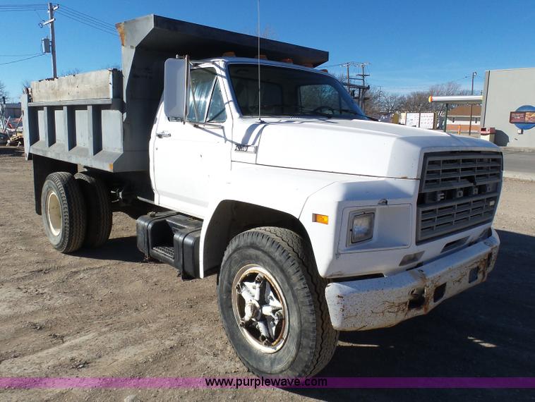 image for item J6802 1982 Ford F800 dump truck