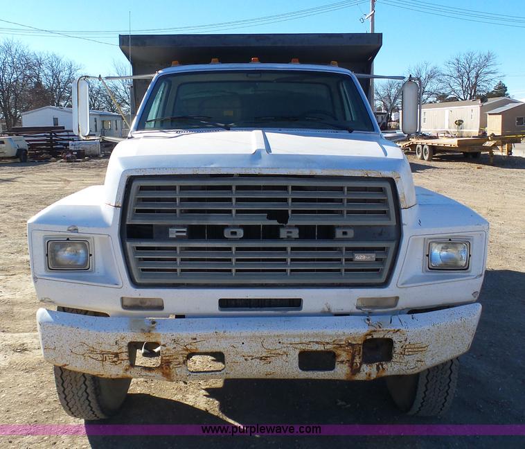 image for item J6802 1982 Ford F800 dump truck