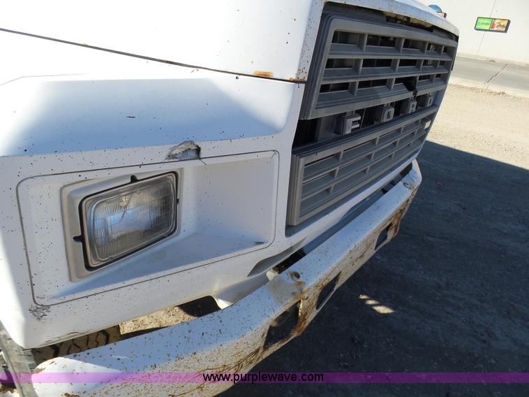 image for item J6802 1982 Ford F800 dump truck