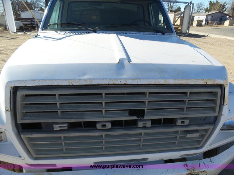 image for item J6802 1982 Ford F800 dump truck