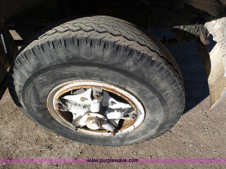 image for item J6802 1982 Ford F800 dump truck