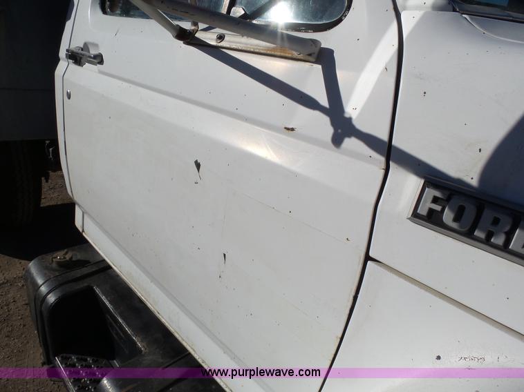 image for item J6802 1982 Ford F800 dump truck