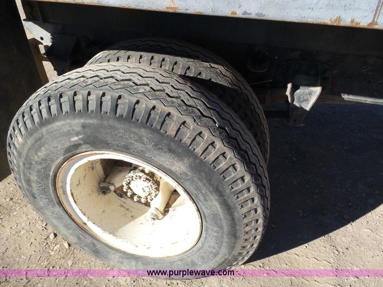 image for item J6802 1982 Ford F800 dump truck