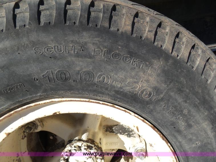 image for item J6802 1982 Ford F800 dump truck