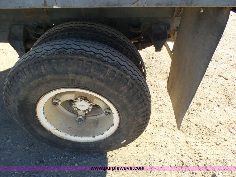image for item J6802 1982 Ford F800 dump truck