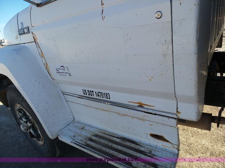 image for item J6802 1982 Ford F800 dump truck