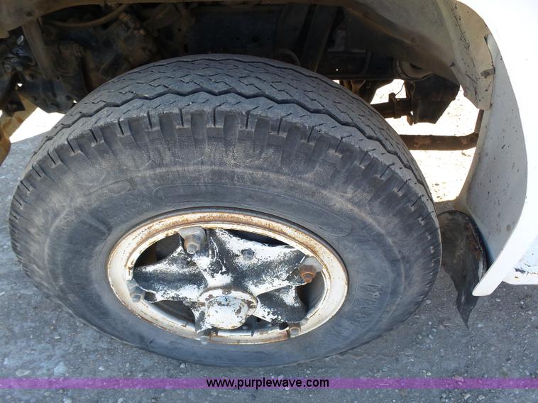 image for item J6802 1982 Ford F800 dump truck