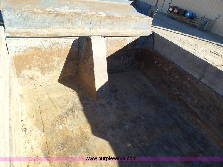 image for item J6802 1982 Ford F800 dump truck