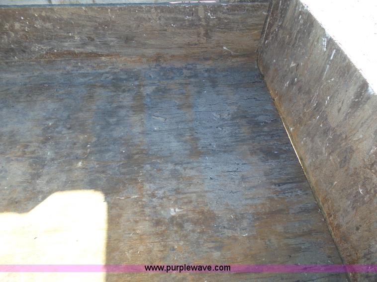 image for item J6802 1982 Ford F800 dump truck