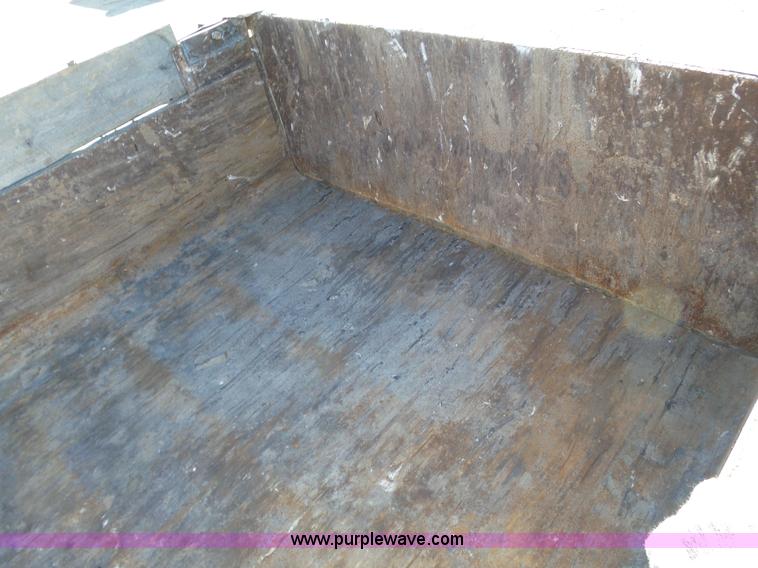 image for item J6802 1982 Ford F800 dump truck