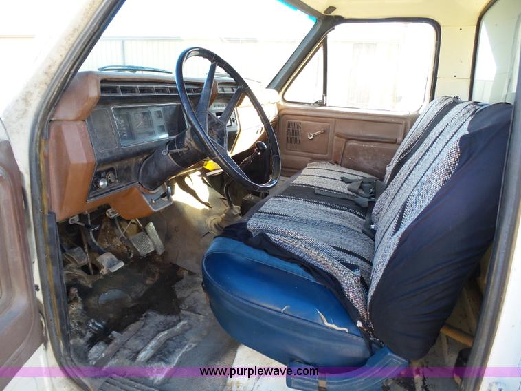 image for item J6802 1982 Ford F800 dump truck