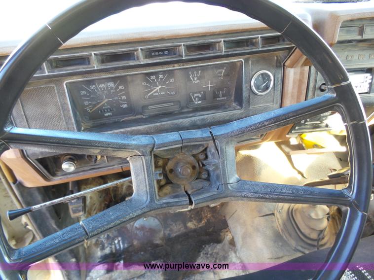 image for item J6802 1982 Ford F800 dump truck