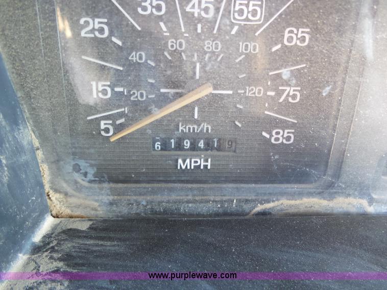 image for item J6802 1982 Ford F800 dump truck