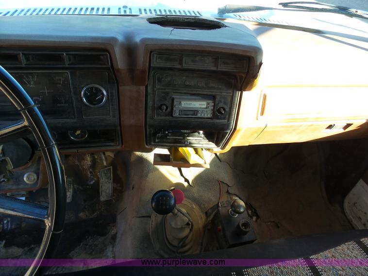 image for item J6802 1982 Ford F800 dump truck