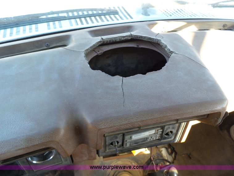 image for item J6802 1982 Ford F800 dump truck