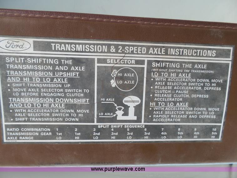 image for item J6802 1982 Ford F800 dump truck