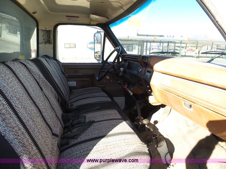 image for item J6802 1982 Ford F800 dump truck