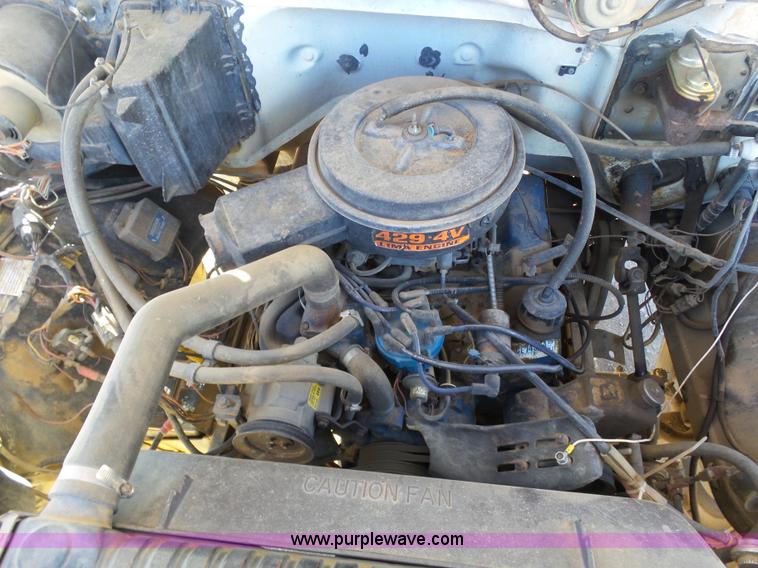 image for item J6802 1982 Ford F800 dump truck