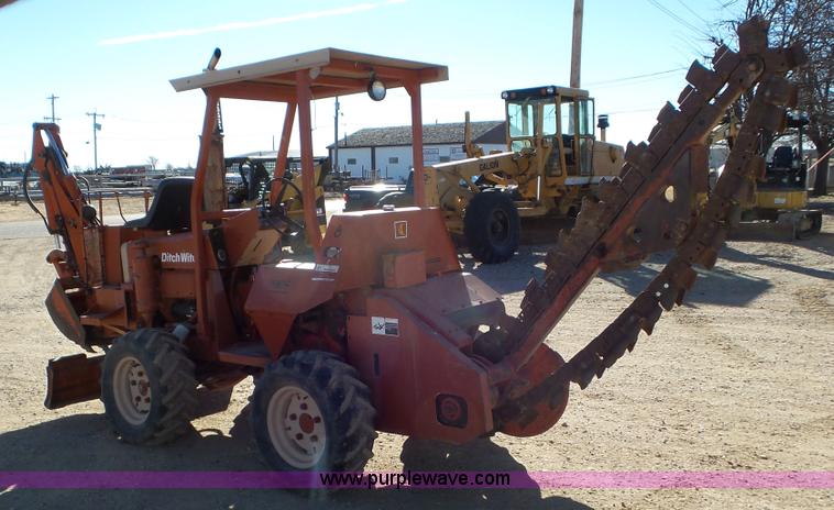image for item J6803 Ditch Witch R30 trencher