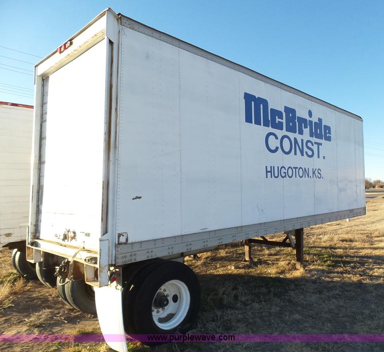 image for item J6809 1982 Fruehauf BBFX-F1-26-8 enclosed cargo trailer