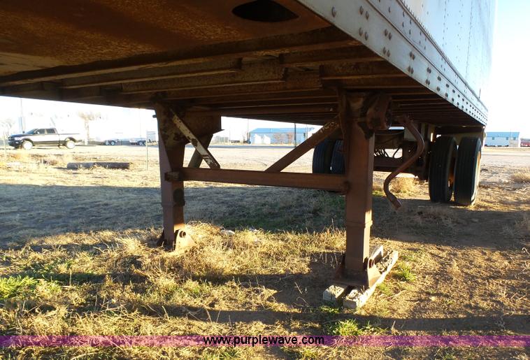 image for item J6809 1982 Fruehauf BBFX-F1-26-8 enclosed cargo trailer
