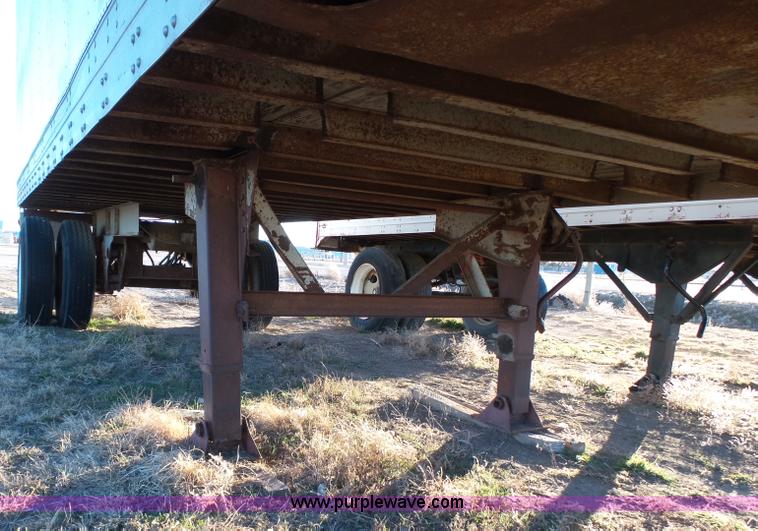 image for item J6809 1982 Fruehauf BBFX-F1-26-8 enclosed cargo trailer