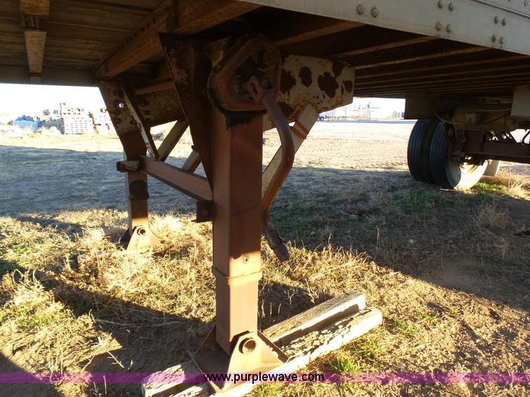 image for item J6809 1982 Fruehauf BBFX-F1-26-8 enclosed cargo trailer