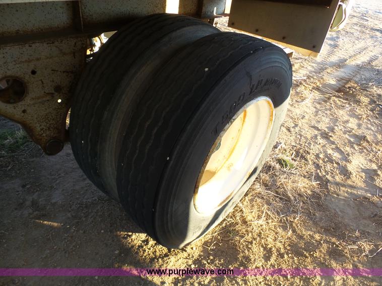 image for item J6809 1982 Fruehauf BBFX-F1-26-8 enclosed cargo trailer