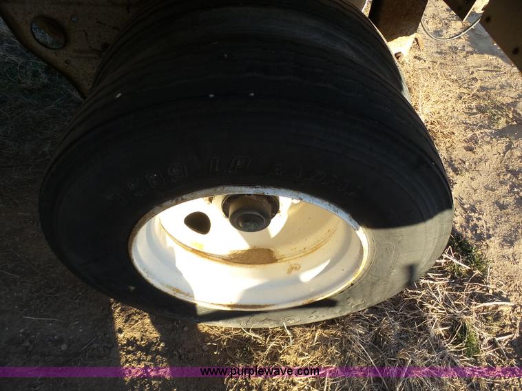 image for item J6809 1982 Fruehauf BBFX-F1-26-8 enclosed cargo trailer