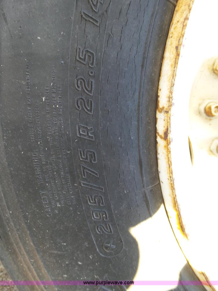 image for item J6809 1982 Fruehauf BBFX-F1-26-8 enclosed cargo trailer