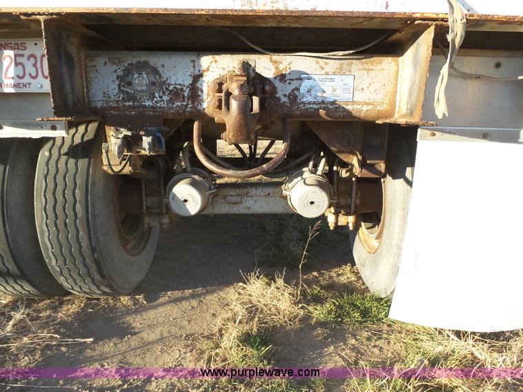 image for item J6809 1982 Fruehauf BBFX-F1-26-8 enclosed cargo trailer