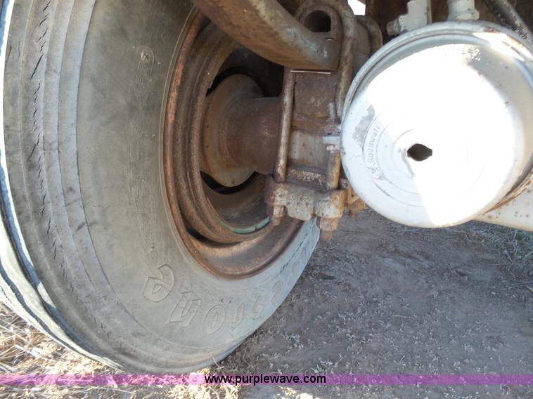 image for item J6809 1982 Fruehauf BBFX-F1-26-8 enclosed cargo trailer