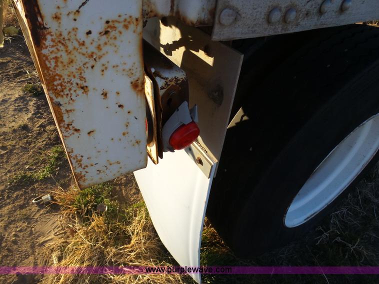 image for item J6809 1982 Fruehauf BBFX-F1-26-8 enclosed cargo trailer