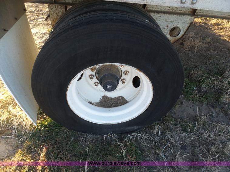 image for item J6809 1982 Fruehauf BBFX-F1-26-8 enclosed cargo trailer