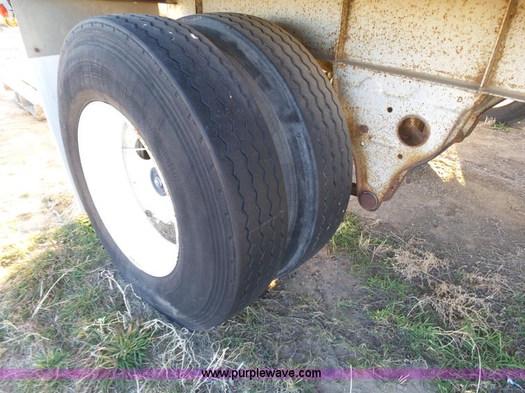 image for item J6809 1982 Fruehauf BBFX-F1-26-8 enclosed cargo trailer