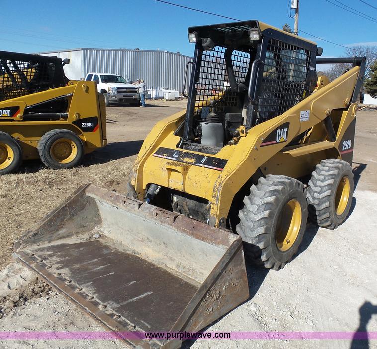 image for item J6825 2007 Caterpillar 252B skid steer