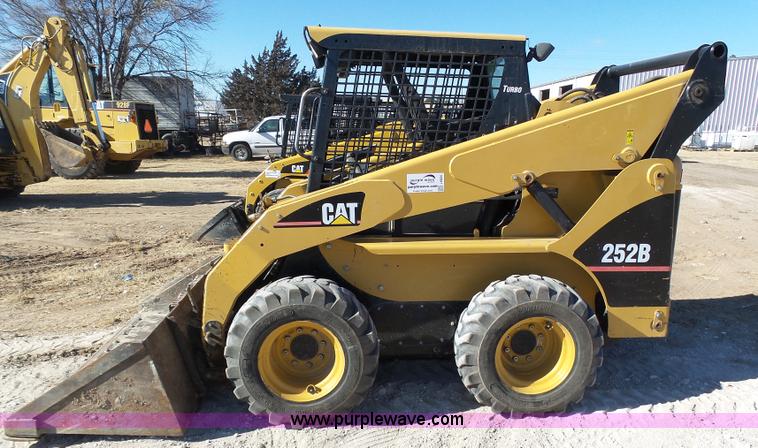 image for item J6825 2007 Caterpillar 252B skid steer