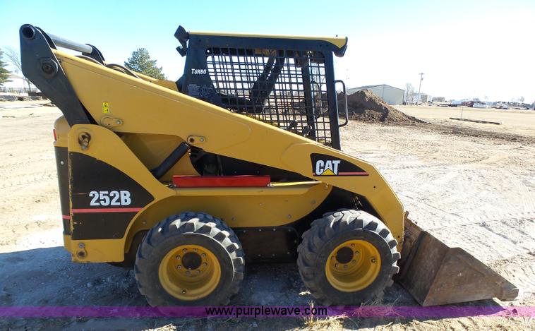 image for item J6825 2007 Caterpillar 252B skid steer