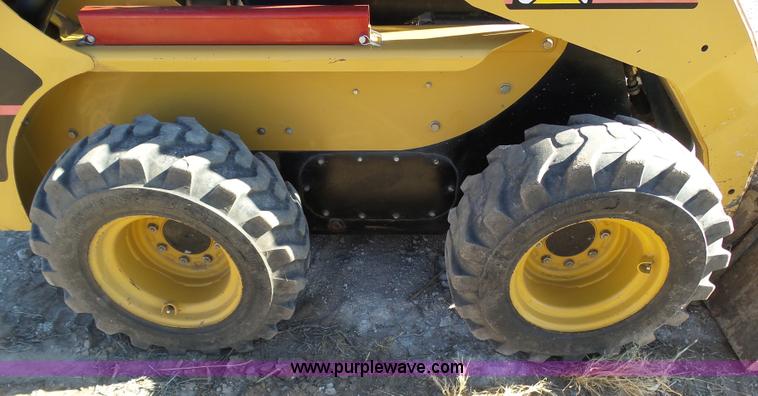 image for item J6825 2007 Caterpillar 252B skid steer