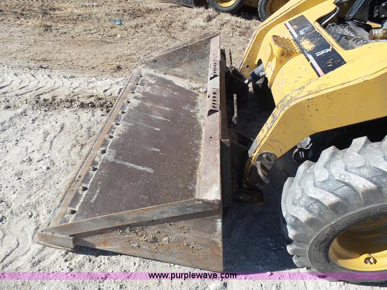 image for item J6825 2007 Caterpillar 252B skid steer