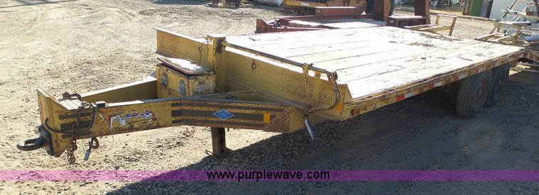 image for item J8292 1997 Superior 2DR6M-PH equipment trailer