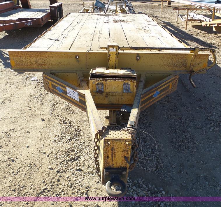 image for item J8292 1997 Superior 2DR6M-PH equipment trailer