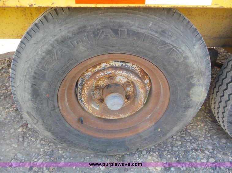 image for item J8292 1997 Superior 2DR6M-PH equipment trailer